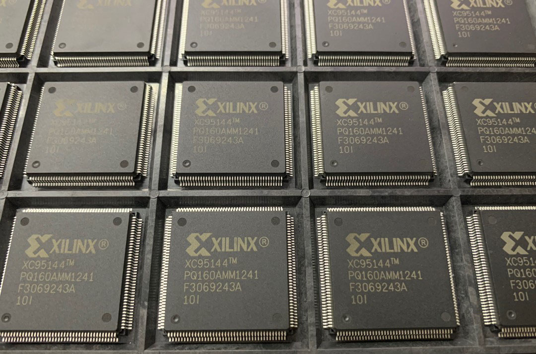 XC95144-10PQ160I 1